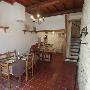  Hébergement de vacances Charmante Maison Arlésienne à L'ombre Des Arènes, De 2 à 5p